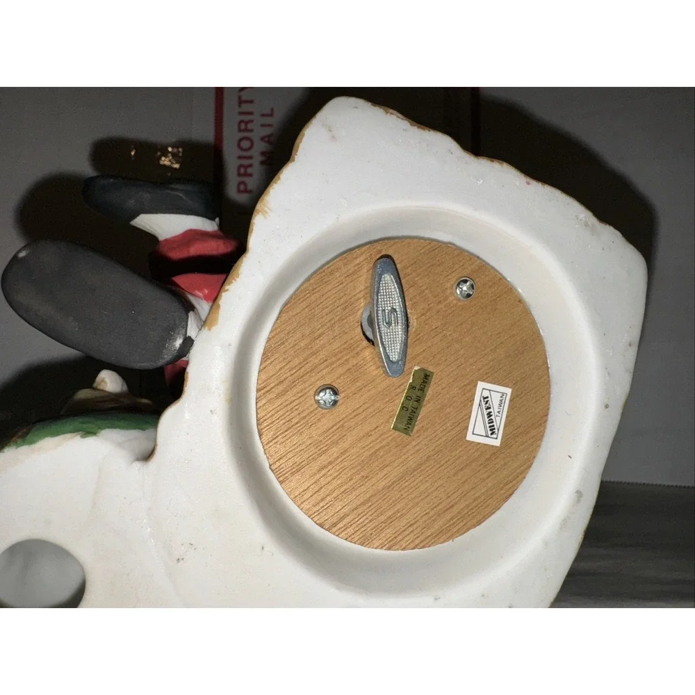 Ceramic Santa Claus With Cat‎ Music Box, Plays We Wish You A Merry Christmas VTG